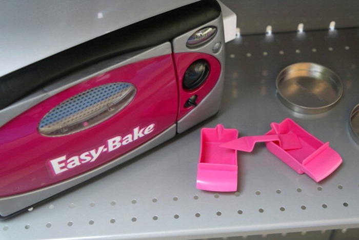 duffieHyour-easy-bake-oven-let-you-pretend-you-knew-how-to-bake-stuff-without-any-of-the-liability-of-using-a-real-stove