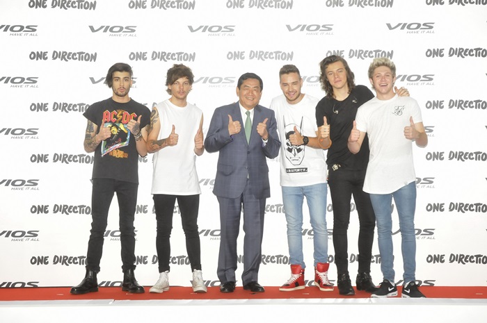 1D Contract Signing Vios Presenter_003_Resize