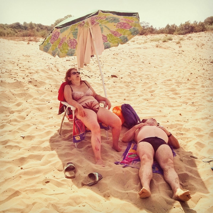 zonyitalys-salvatore-calafato-captures-a-couple-lounging-on-a-beach