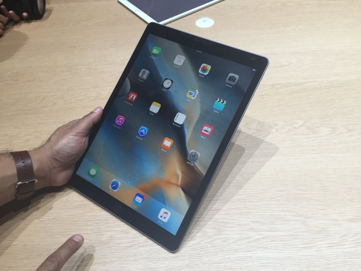on-the-hardware-refresh-side-2015s-ipad-pro-mega-tablet-will-probably-get-a-second-generation-refresh-later-this-year-