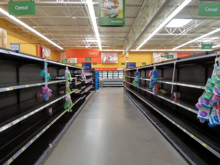 the-walmart-locations-last-day-of-business-was-eerie-with-acres-of-empty-shelves