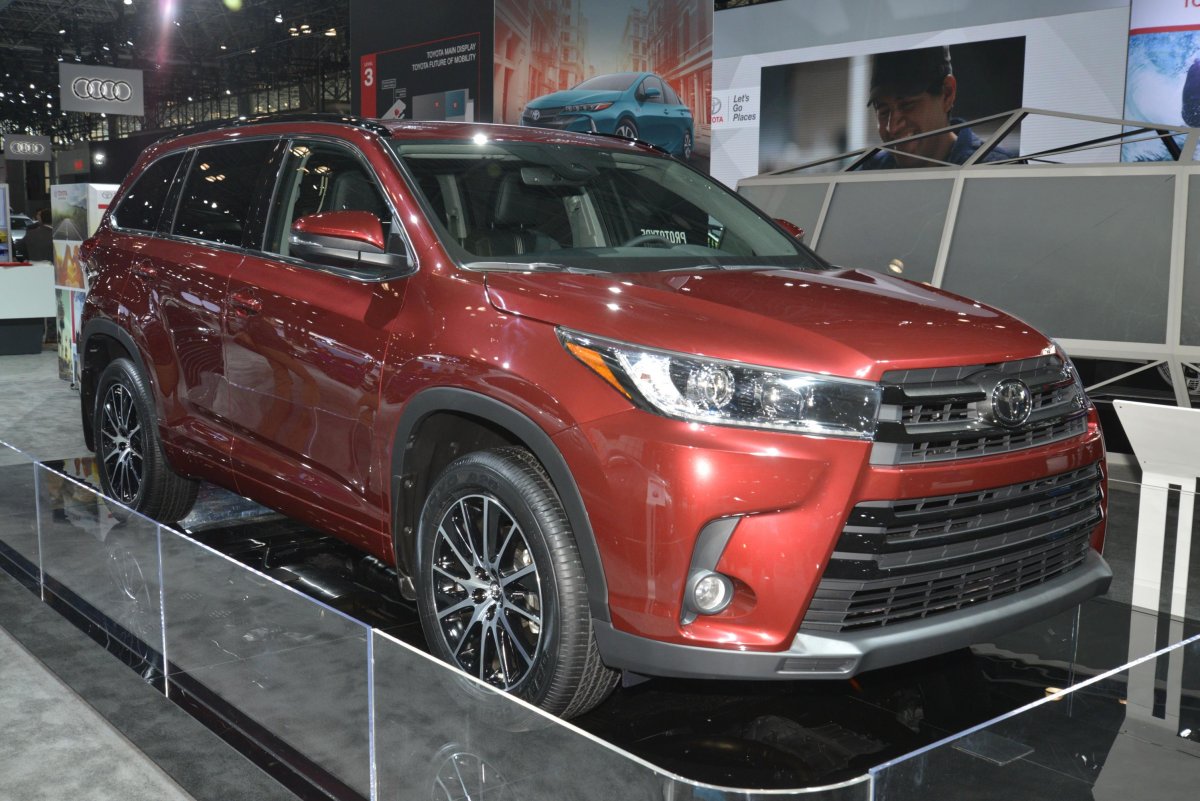 -a-face-lifted-version-of-its-highlander-crossover-suv-and-