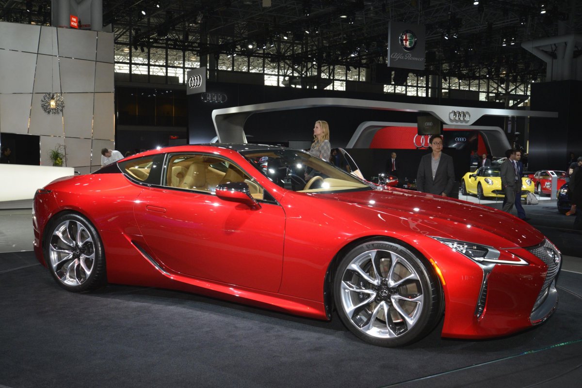 lexus-showed-off-both-the-v8-and-hybrid-versions-of-its-stylish-lc500-coupe