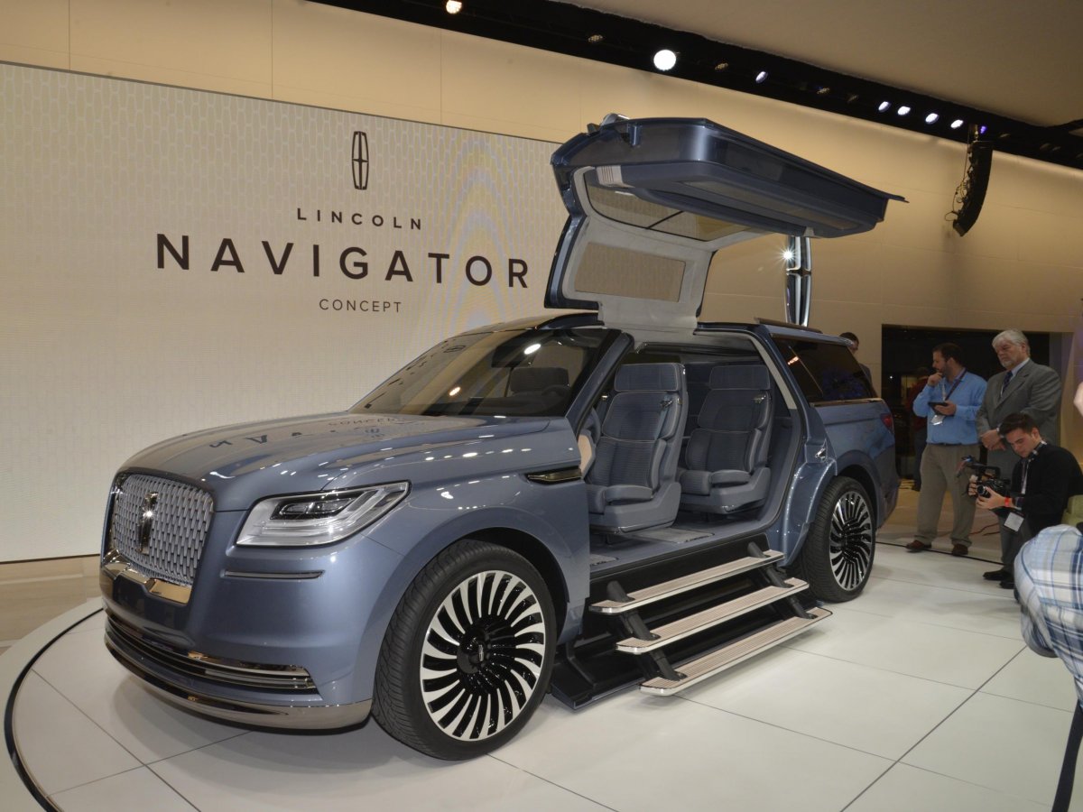 lincoln-kicked-off-the-festivities-by-surprising-everyone-with-the-gull-winged-navigator-concept-it-based-on-a-luxury-yacht-2