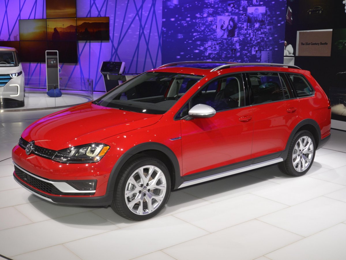 volkswagen-introduced-its-new-all-wheel-drive-alltrack-wagon-at-the-show
