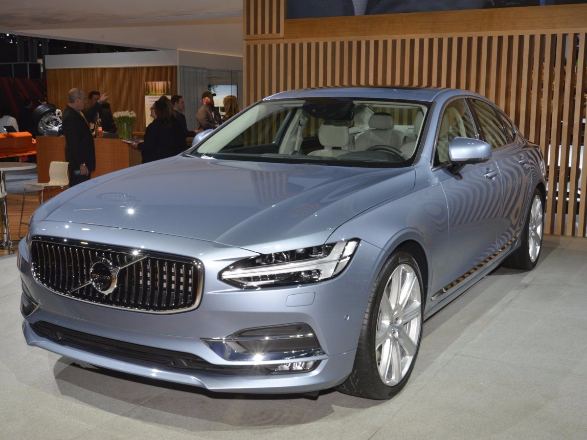 volvo-introduced-the-standard-and-hybrid-versions-of-its-new-s90-luxury-sedan-to-the-show-crowd