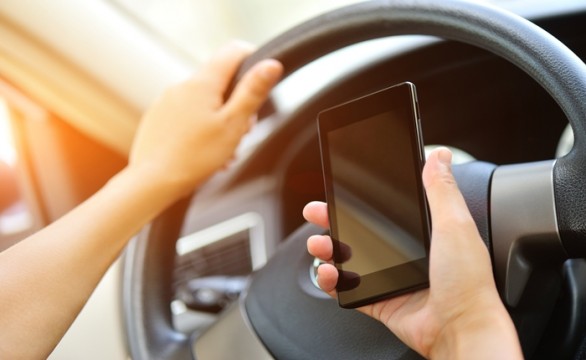 woman driver use her cell phone in car