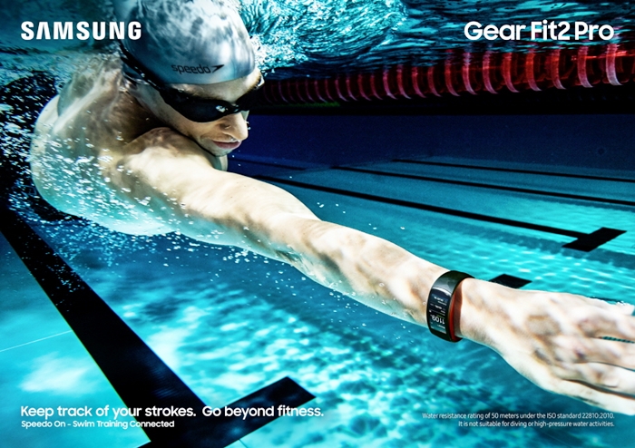 Gear Fit2 Pro_Lifestyle Swimming_Red