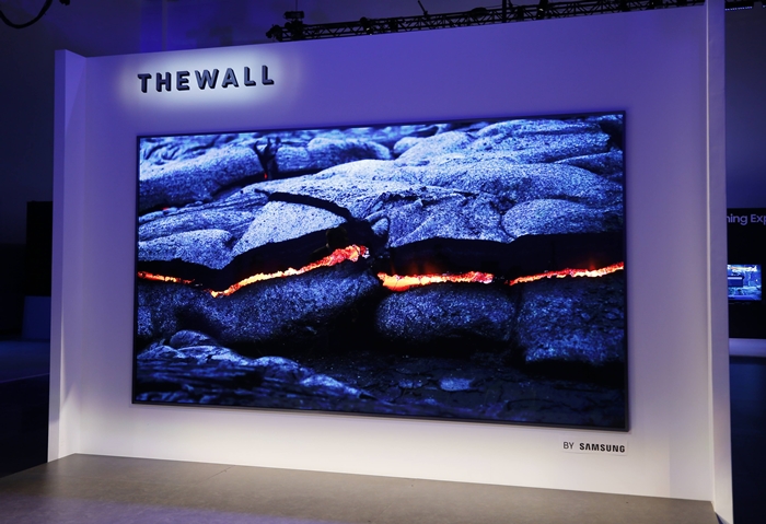 The-Wall-Modular-MicroLED-146-inch-TV-2 (1)