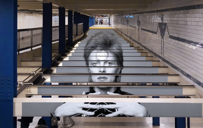 David-Bowie-receives-tribute-at-New-York-subway-station-5adedb94b4350__880