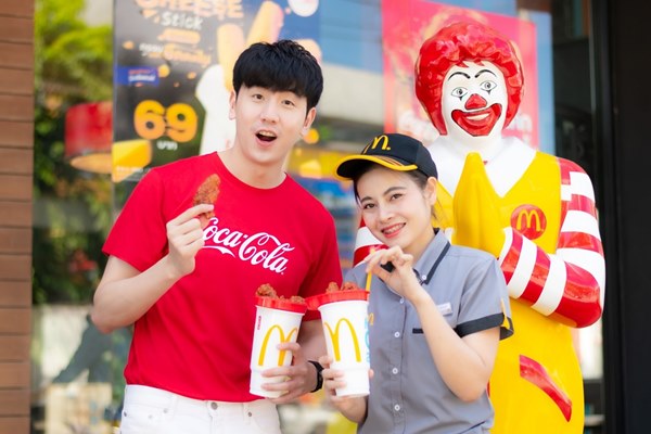 แมคโดนัลด์ และ โคคา-โคล่า ร่วมเปิดตัว ‘สแน็คทูโก’ (Snack 2 Go) แพคเกจจิ้งดีไซน์ใหม่ ผ่านการออกแบบบรรจุภัณฑ์ที่ช่วยอำนวยความสะดวกให้ลูกค้าได้อิ่มอร่อยกับเมนู ‘ไก่เกาหลี’ ใหม่!