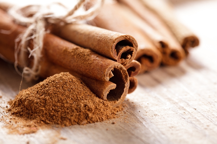 Cinnamon,Sticks,And,Meal,Close,Up,On,Wooden,Table