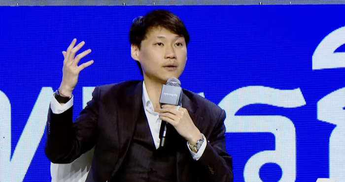 Topp Jirayut-AI Revolution